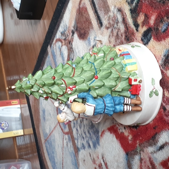 San Francisco Music Box Co. 1989 ceramic "decorating the tree" music box. - Picture 2 of 16